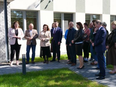 Przedstawiciele władz oraz zaproszeni goście podczas uroczystego otwarcia nowej siedziby