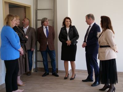 uczestnicy wydarzenia oglądający pomieszczenia wewnątrz nowej siedziby lgd