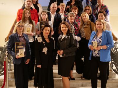 grupa laureatów ze Starostą Nowodworskim