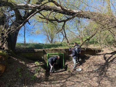 uczestnicy wizji lokalnej podczas przeglądu wału przeciwpowodziowego