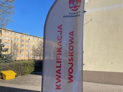 żagiel promujący kwalifikację wojskową w powiecie nowodworskim