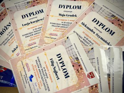 dyplomy dla laureatów