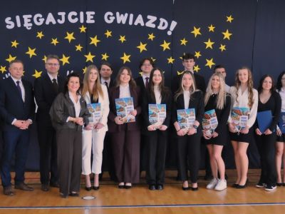 nagrodzeni maturzyści ze Starostą, Wicestarostą, Dyrektorem szkoły i nauczycielami