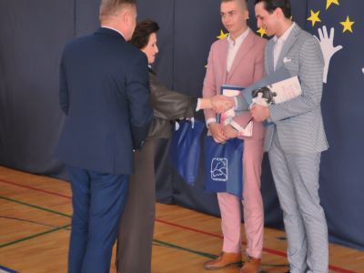 wręczenie nagród przez Starostę i Wicestarostę