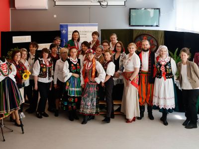 uczestnicy wydarzenia w strojach folkowych