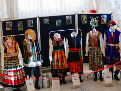 wystawa polskich strojów ludowych
