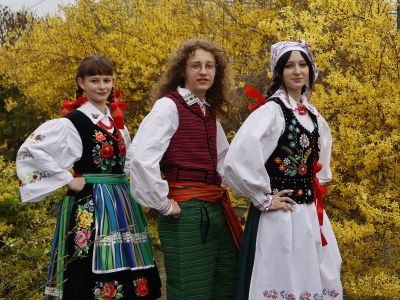 trzy osoby w strojach ludowych