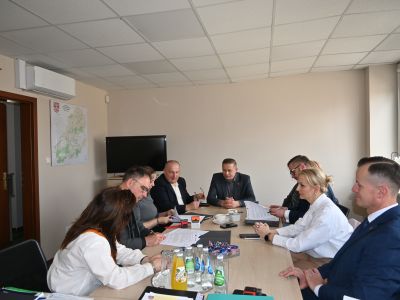 podpisanie umowy w gabinecie Starosty