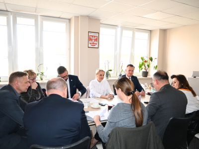 podpisanie umowy w gabinecie Starosty