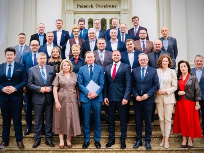 pamiątkowe zdjęcie uczestników Konwentu Powiatów przed Pałacykiem Otrębusy