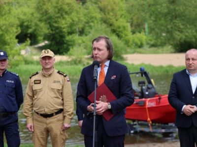 Wojewoda Mazowiecki przemawiający podczas spotkania Służb nad rzeką