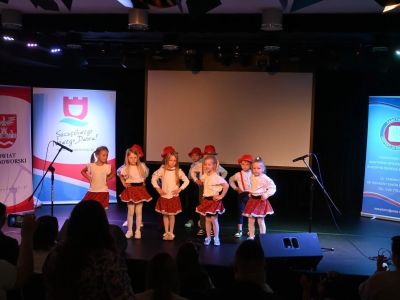 grupa przedszkolna wykonująca piosenkę na scenie