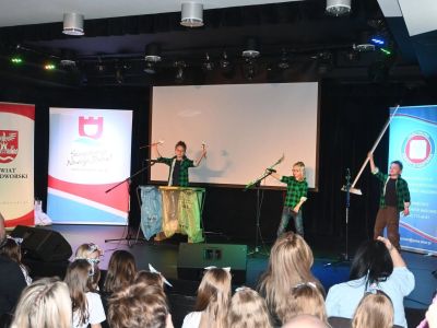 występ trzech chłopców na scenie Festiwalu Piosenki o Zdrowiu