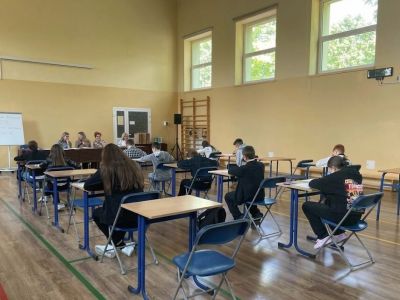 uczestnicy konkursu rozwiązujący test matematyczny