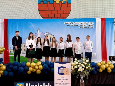Występ uczniów podczas akademii szkolnej podczas Jubileuszu