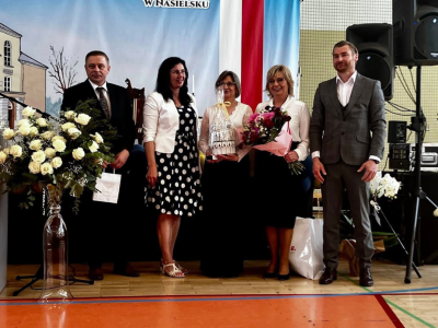 Delegacja powiatu oraz dyrekcja szkoły na uroczystości jubileuszowej placówki