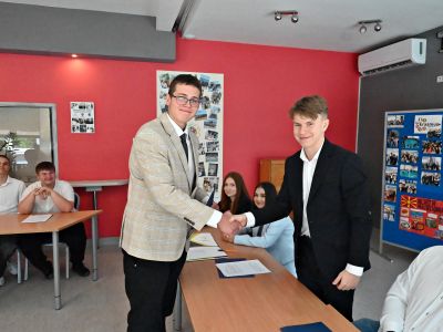 Symboliczne przekazanie władzy poprzez uścisk dłoni pomiędzy Przewodniczącym Młodzieżowej Rady Powiatu Nowodworskiego I a...
