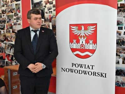 Przewodniczący Rady Powiatu Nowodworskiego przemawia podczas Sesji Inauguracyjnej Młodzieżowej Rady Powiatu Nowodworskiego