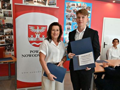 Pani Starosta z Przewodniczącym Prezydium I Kadencji Młodzieżowej Rady Powiatu Nowodworskiego