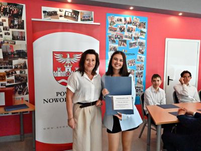 Pani Starosta z członkinią Prezydium I Kadencji Młodzieżowej Rady Powiatu Nowodworskiego