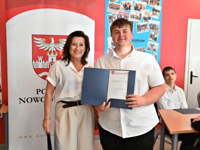 Pani Starosta z członkiem Młodzieżowej Rady Powiatu Nowodworskiego II kadencji