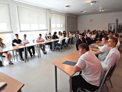 Członkowie Młodzieżowej Rady Powiatu Nowodworskiego II kadencji podczas sesji inauguracyjnej