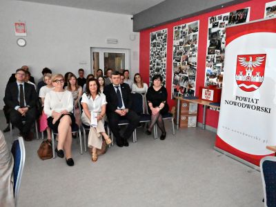Uczestnicy sesji inauguracyjnej Młodzieżowej Rady Powiatu Nowodworskiego II kadencji, w tym Pani Starosta oraz...