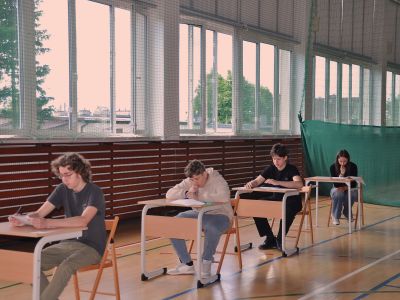 uczniowie rozwiązujący zadania podczas konkursu matematycznego