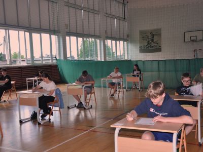 uczniowie rozwiązujący zadania podczas konkursu matematycznego