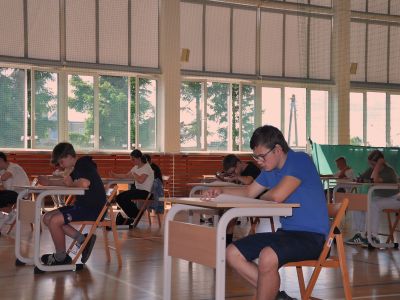 uczniowie rozwiązujący zadania podczas konkursu matematycznego