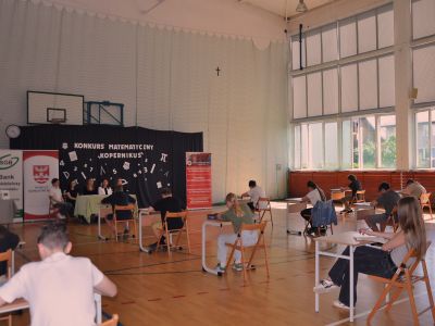 uczniowie rozwiązujący zadania podczas konkursu matematycznego