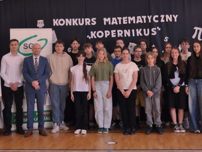 pamiątkowe zdjęcie uczestników konkursu z komisją konkursową