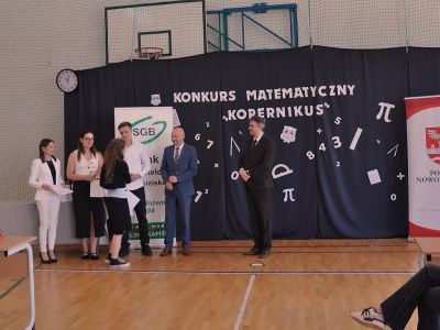 wręczenie nagrody przez komisję konkursową