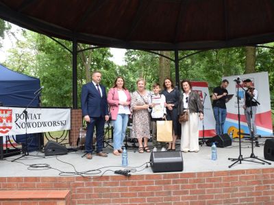 Wręczenie wyróżnienia i nagrody laureatowi konkursu plastycznego