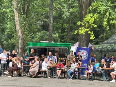 Uczestnicy wydarzenia w strefie gastronomicznej