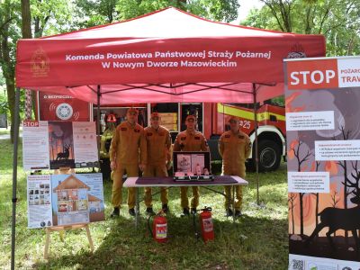 Strażacy na stanowisku Komendy Powiatowej Państwowej Straży Pożarnej