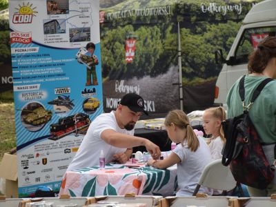 Robienie dzieciom tatuaży brokatowych