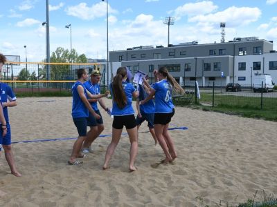 Zawodniczki i zawodnicy na boisku do siatkówki plażowej