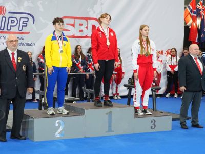 Laureaci Mistrzostw Świata w Wyciskaniu Klasycznym Leżąc stoją na podium