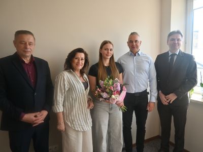 Liwia Kobrzyńska z tatą, Starostą, Wicestarostą i Dyrektorem ZSZ w Nasielsku w gabinecie Starosty