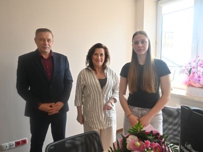 Liwia Kobrzyńska ze Starostą i Wicestarostą stoją w gabinecie Starosty