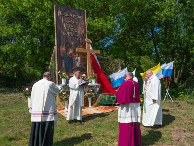 duchowni modlą się przy jednym z ołtarzy nad rzeką