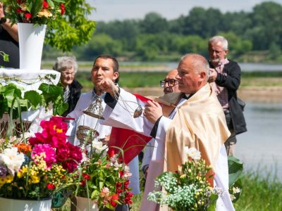 Uczestnicy procesji przy jednym z ołtarzy nad Wisłą