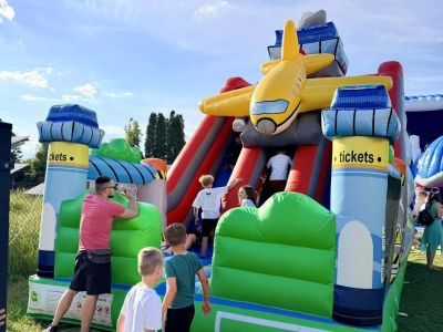 dzieci bawią się na dmuchańcu