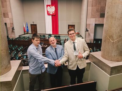 Członkowie Młodzieżowej Rady Powiatu Nowodworskiego w Sejmie RP z posłem Piotrem Kandybą