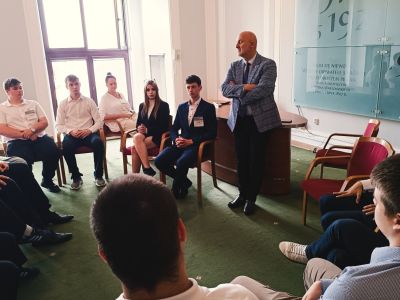 Członkowie Młodzieżowej Rady Powiatu Nowodworskiego w Sejmie RP z posłem Piotrem Kandybą