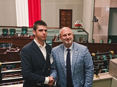 Członek Młodzieżowej Rady Powiatu Nowodworskiego z posłem Piotrem Kandybą