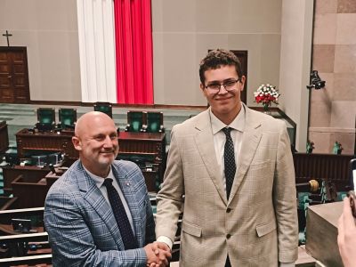 Członek Młodzieżowej Rady Powiatu Nowodworskiego z posłem Piotrem Kandybą