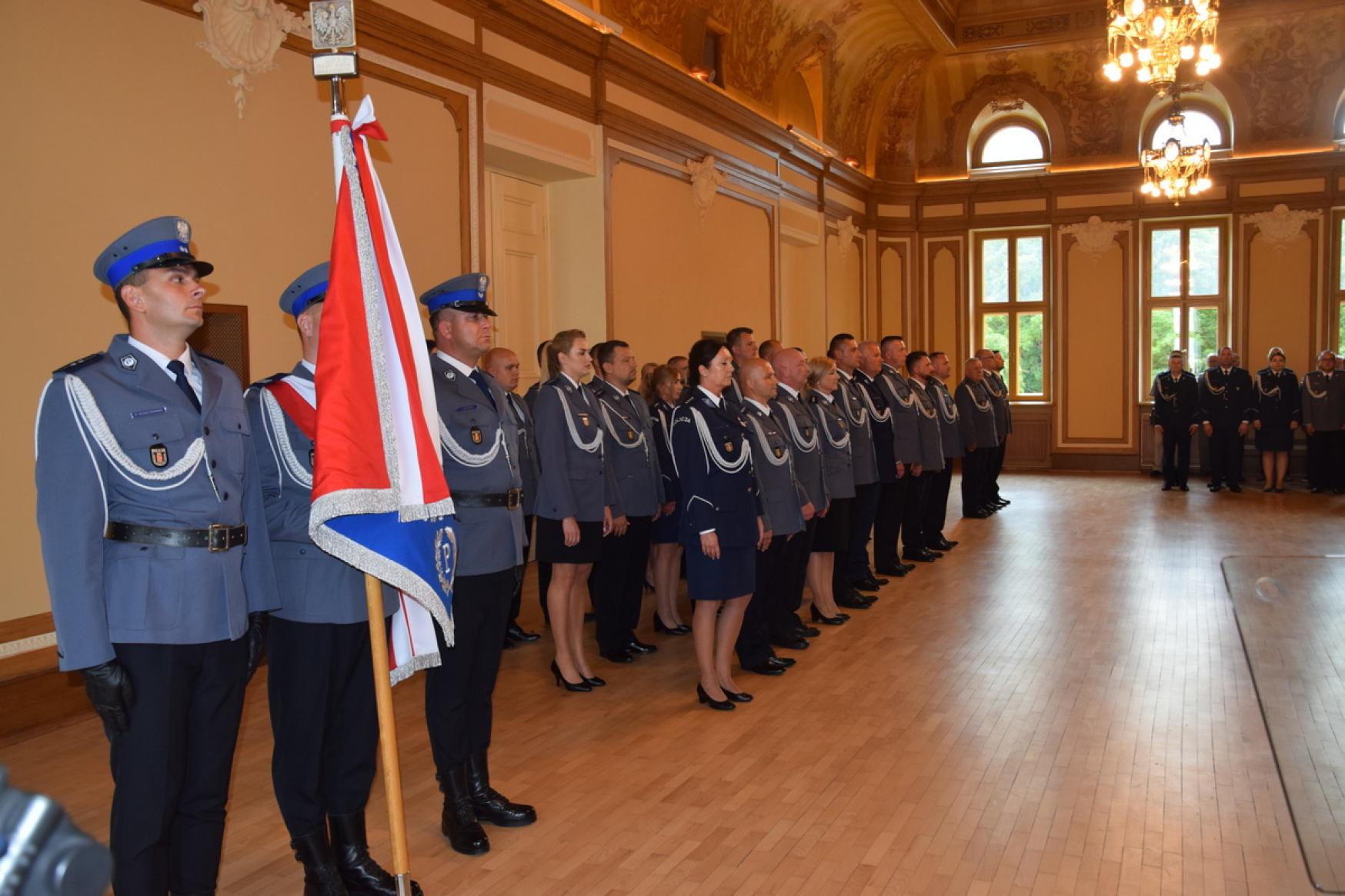 Grupa Policjantów stojących na schodach Kasyna