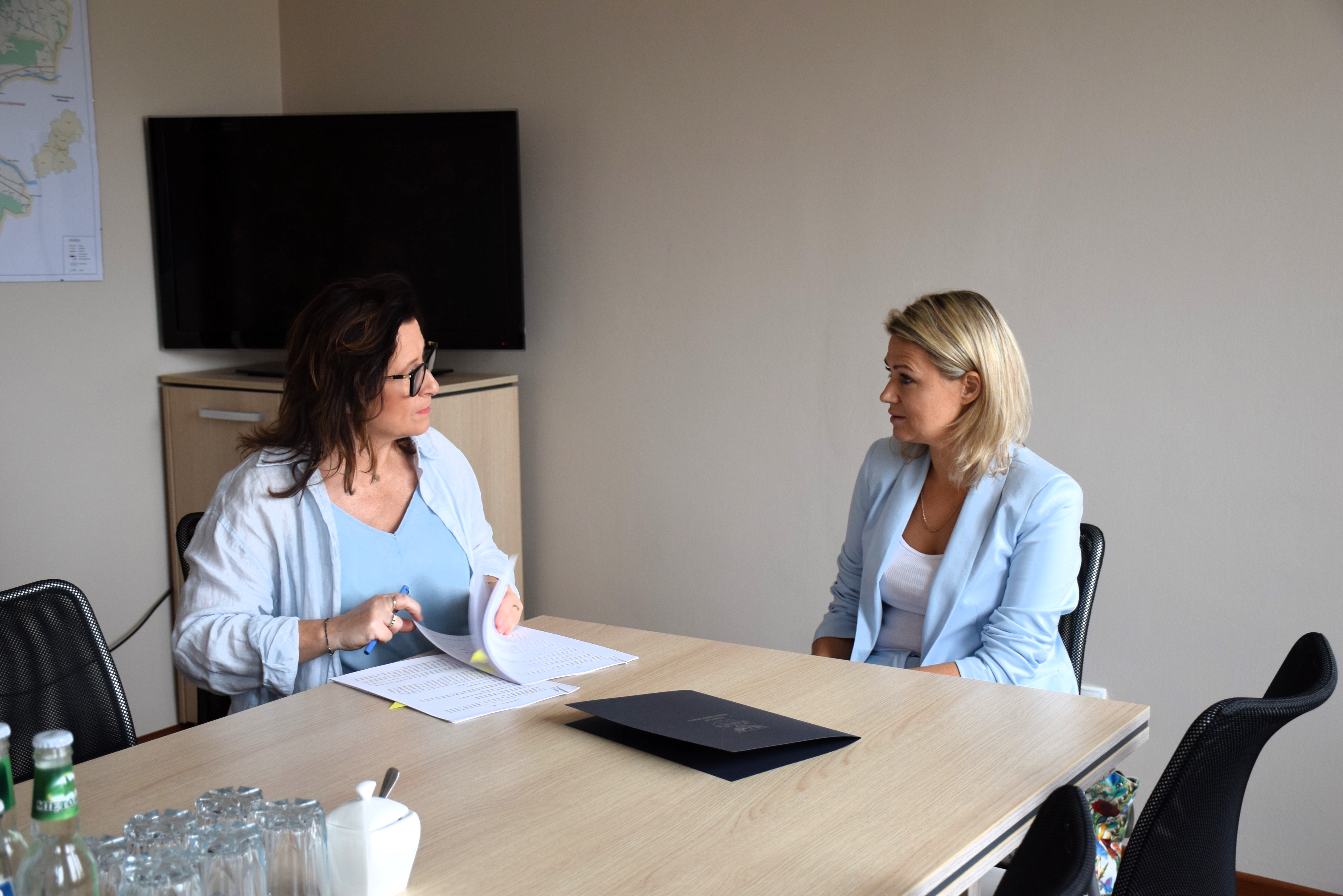 zdjęcie z podpisania umowy na realizację projektu Bez TABU o głowie